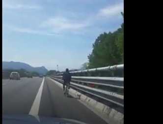 poliziotto offende migrante Boldrini