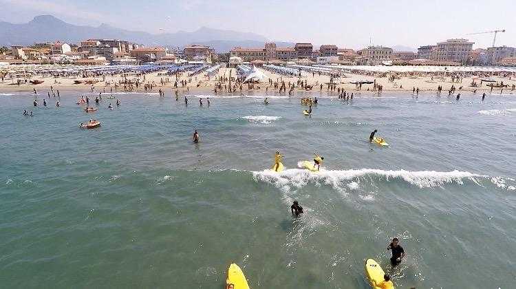 Viareggio finanziere picchia bagnina