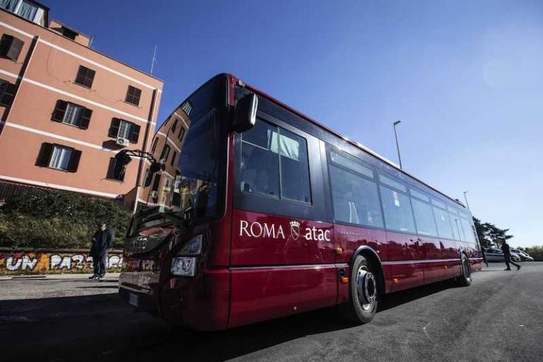 La brutta storia del controllore Atac che chiedeva 50 euro per sorvolare sulle multe