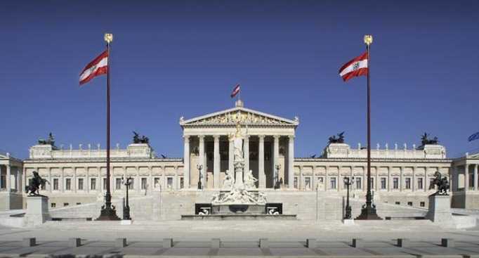 Elezioni Austria 2017, la sfida tra Kern, Kurz e Strache