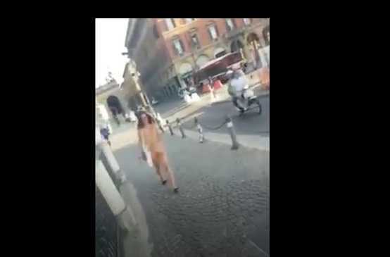 Ragazza nuda in giro per Bologna, in un nuovo video la spiegazione della passeggiata senza veli