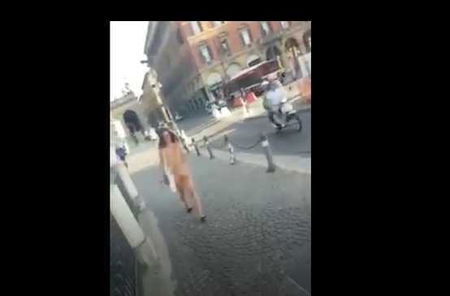 Ragazza nuda in giro per Bologna, in un nuovo video la spiegazione della passeggiata senza veli article-post