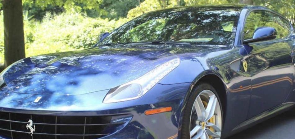 Ferrari nel posto disabili