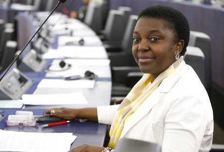 escrementi contro casa Kyenge