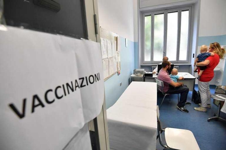 Vaccini, il governo aggira la sua stessa decisione: proroga delle autocertificazioni