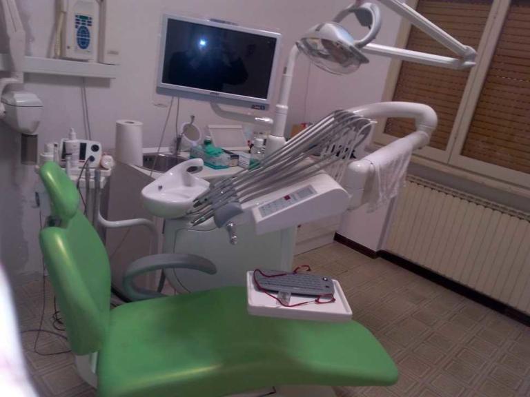 Il dentista che espone il cartello: «Mia moglie aggredita da un neg*o»