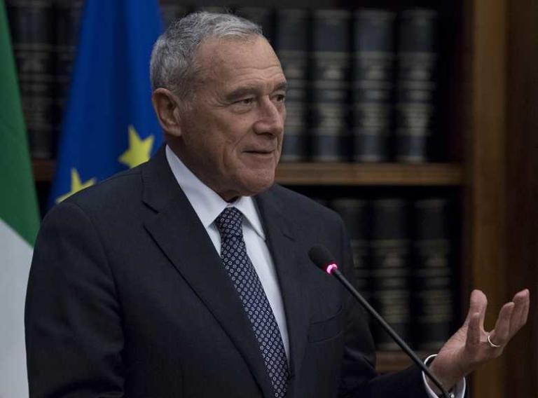 Pietro Grasso spiega la «differenza tra noi e loro»