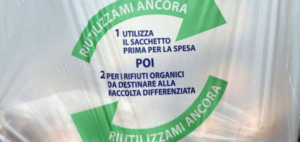 Raccolta dell’umido rovinata dai sacchetti: il 43% non è compostabile