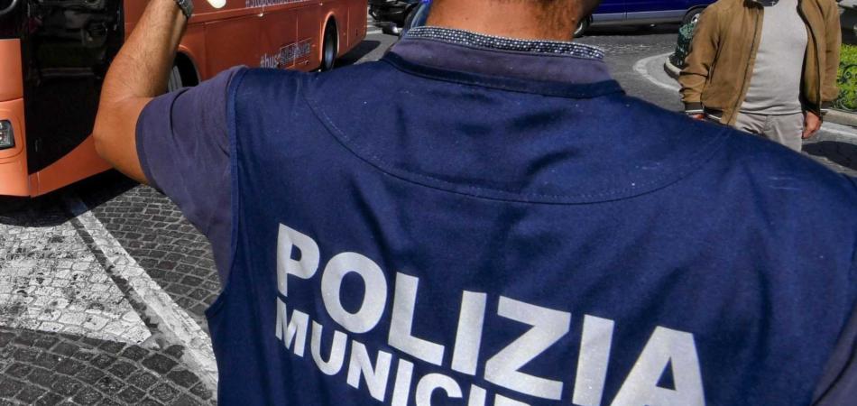 poliziotto schiaffeggia vigile urbano