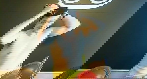 Quando Cateno De Luca si spogliò in parlamento e si coprì con la bandiera della Sicilia | VIDEO