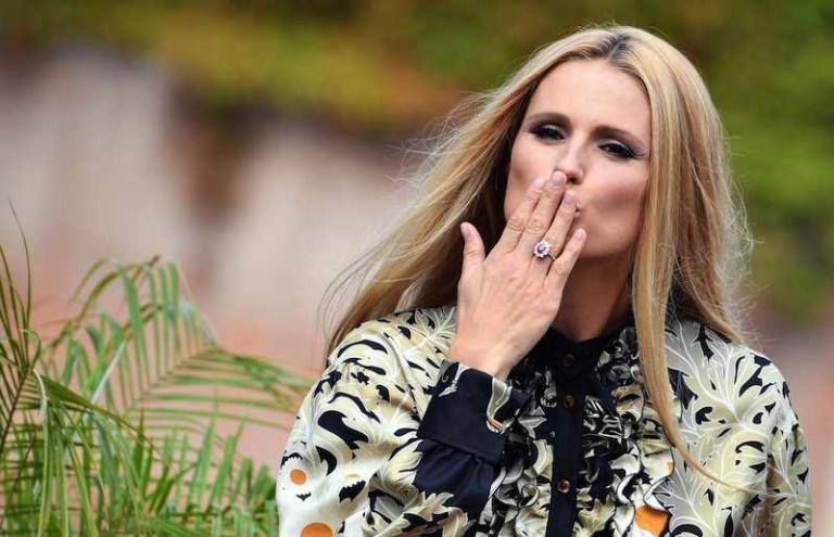 Michelle Hunziker, la conduttrice lancia la hit “Ciapet” contro odio e razzismo