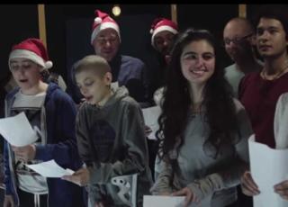 canzone di Natale dei ragazzi in cura all'Istituto dei Tumori