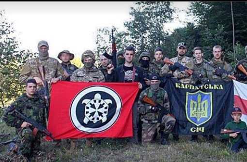 La foto della bandiera di CasaPound nel campo di addestramento nazista di Carpatian Sich