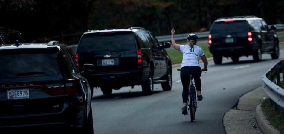 dito medio al corteo presidenziale di Trump