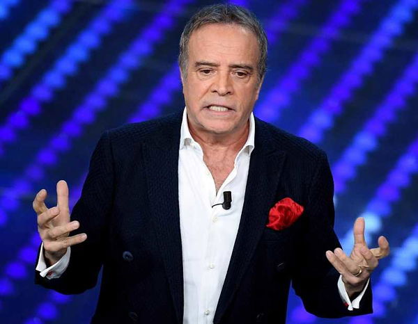 Enrico Montesano propone canzoni del leader di CasaPound nei suoi spettacoli