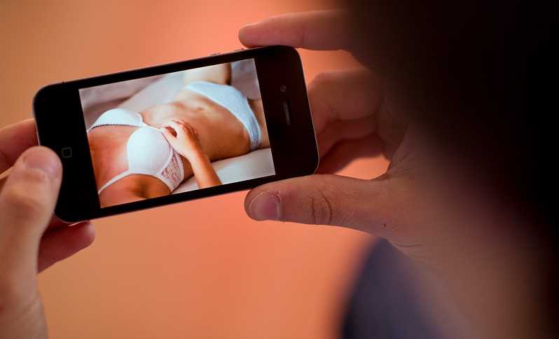 Sessanta ragazze si scambiano foto hot su WhatsApp, l’archivio finisce sul web article-post