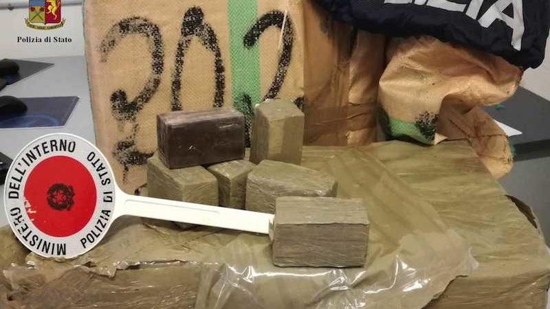 oltre 60 chili di hashish