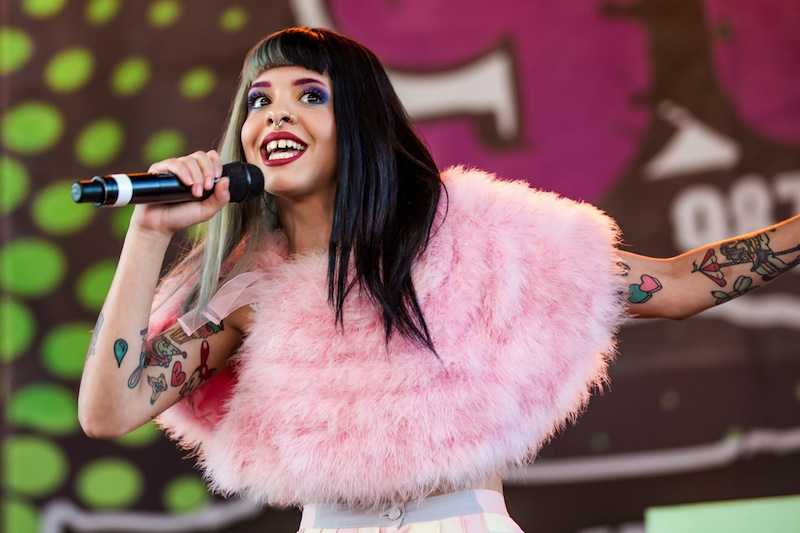 La cantante Melanie Martinez accusata dall’amica: «Mi ha violentata con un sex toy» article-post