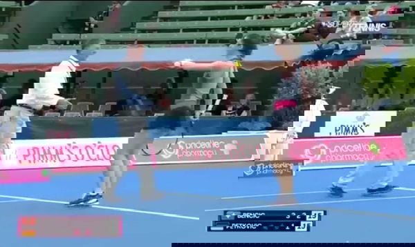 Show in campo della tennista: c’è la pausa pioggia? Lei balla e coinvolge tutti | VIDEO