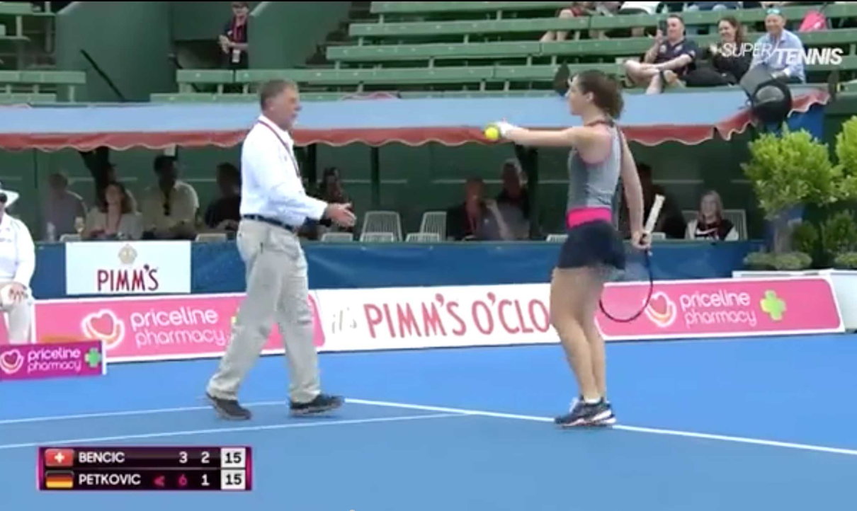 Show in campo della tennista: c’è la pausa pioggia? Lei balla e coinvolge tutti | VIDEO article-post
