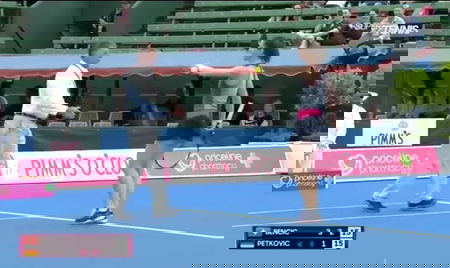 Show in campo della tennista: c’è la pausa pioggia? Lei balla e coinvolge tutti | VIDEO article-post