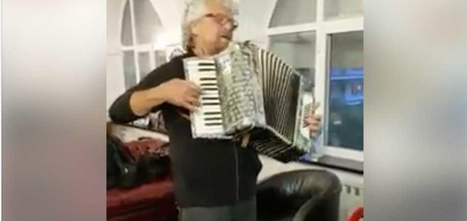Beppe Grillo liscio
