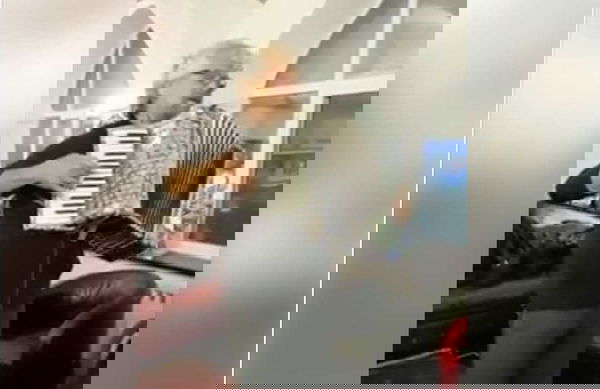 La guerra di Beppe Grillo contro il liscio (e la pace a suon di fisarmonica) | VIDEO