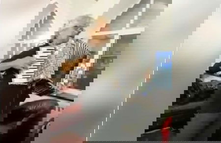 La guerra di Beppe Grillo contro il liscio (e la pace a suon di fisarmonica) | VIDEO article-post