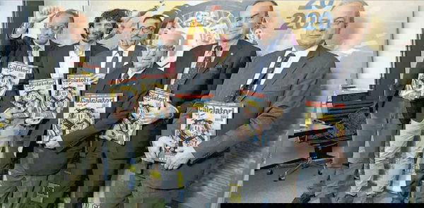 Il compagno Ulivieri fa il pugno alzato alla presentazione dell’album Panini