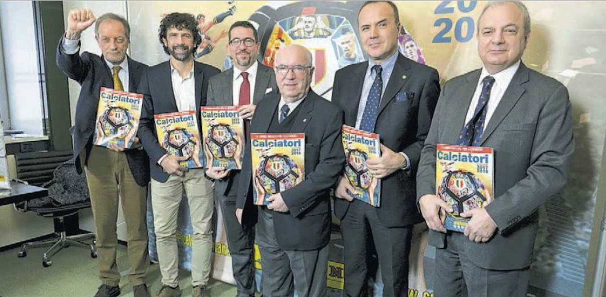 Il compagno Ulivieri fa il pugno alzato alla presentazione dell’album Panini article-post