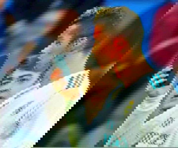 Le mille vanità di Cristiano Ronaldo: chiede di specchiarsi dopo essersi fatto un taglio al volto