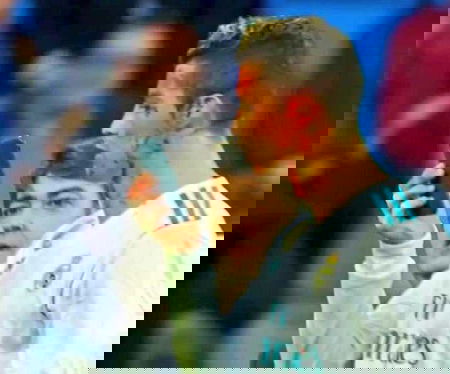 Le mille vanità di Cristiano Ronaldo: chiede di specchiarsi dopo essersi fatto un taglio al volto article-post