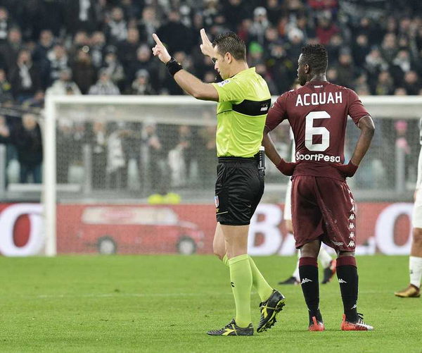 Daniele Doveri fermato dopo il gol irregolare assegnato alla Juve contro il Torino