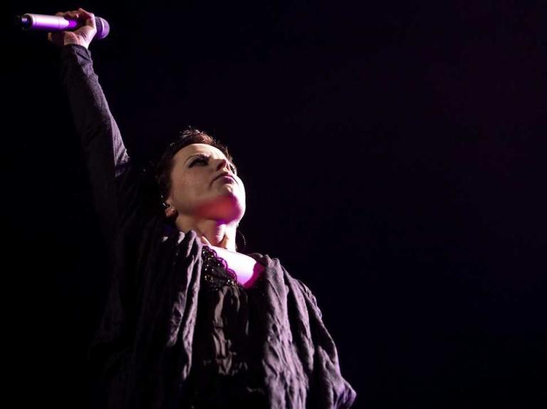 Dolores dei Cranberries è annegata dopo l’intossicazione da alcol, escluso il suicidio