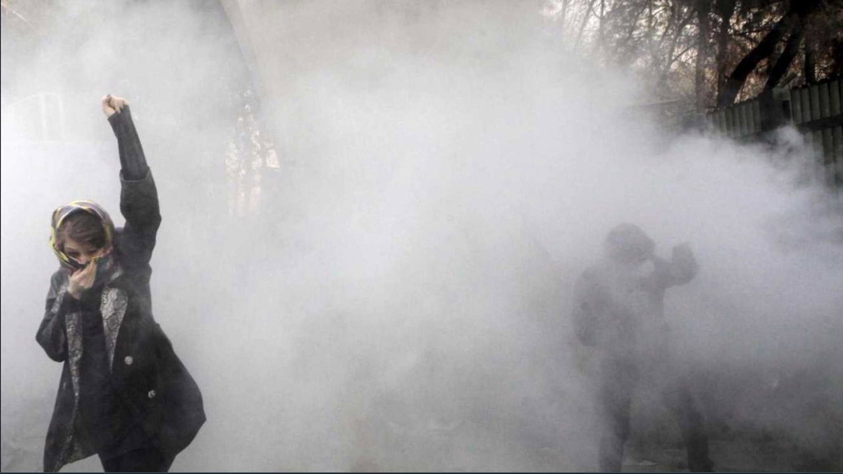 Iran, gli scontri e i poliziotti che si rifiutano di reprimere la rivolta | VIDEO article-post