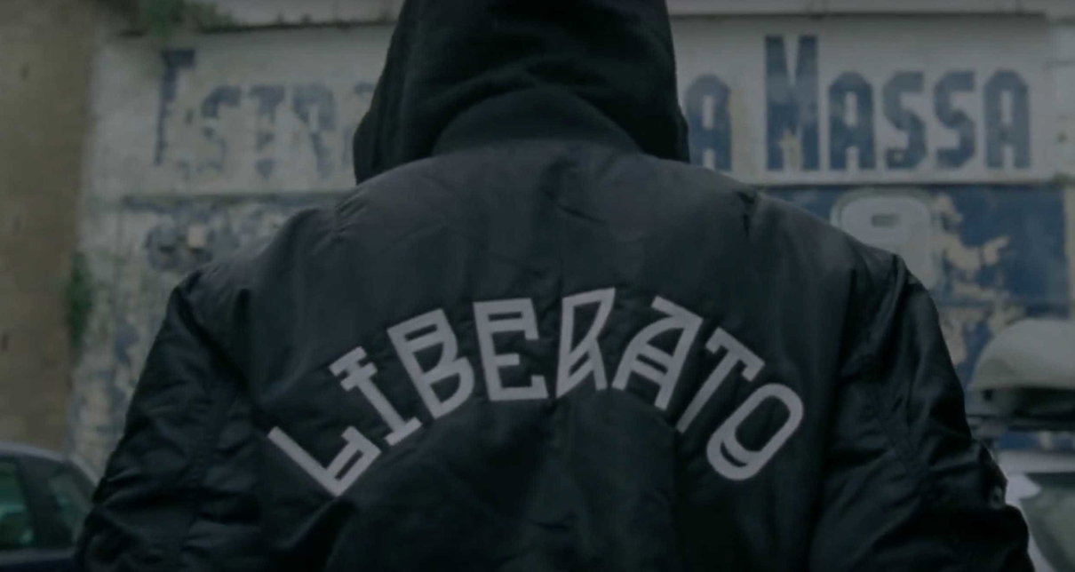 La dichiarazione di «orgoglio gay» nell’ultima clip di Liberato: un altro indizio sulla sua identità? article-post