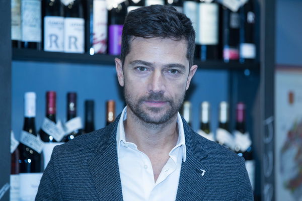 Luca Capuano, l’attore di Le tre rose di Eva racconta il dramma della moglie: «Aveva un tumore, ma non ha mai mollato»