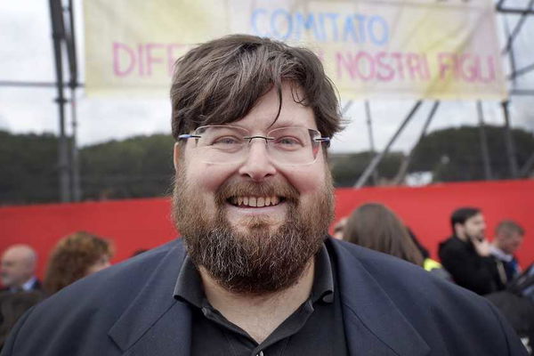 Mario Adinolfi lancia un falso allarme sull’estinzione degli italiani