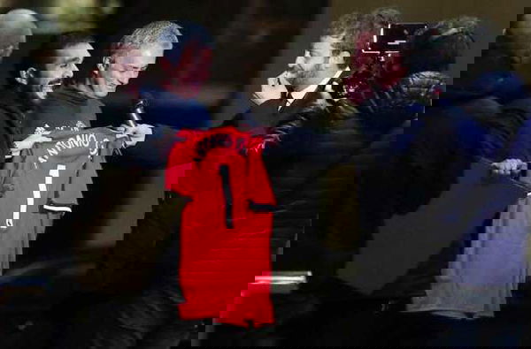 La faccia di Mourinho quando scopre che Le Iene gli hanno fatto firmare la maglietta di Conte