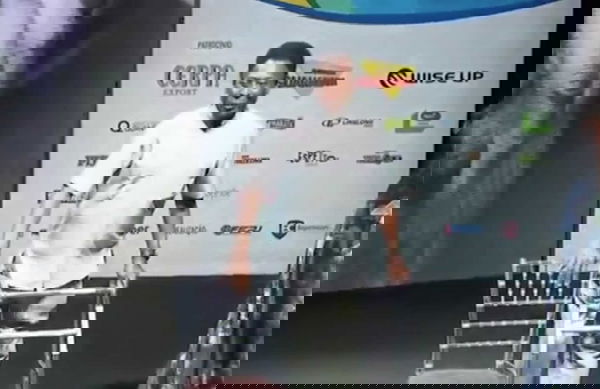 Pelé ormai cammina con il deambulatore, ma non perde il sorriso | VIDEO