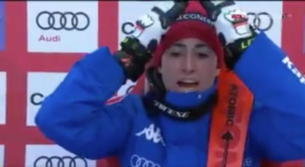 Goggia regina a Cortina, mani nei capelli all’errore dell’avversaria: «Ma sei fuori??» | VIDEO