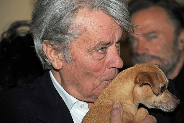 «Il mio cane morirà con me», animalisti infuriati contro Alain Delon