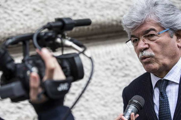 Antonio Razzi si sfoga contro Luigi Di Maio: «Mi vergognerei se fossi in lui, sa l’italiano peggio di me»