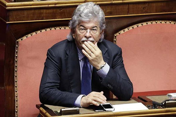 Un Parlamento senza Razzi? Niente paura, il senatore potrebbe essere candidato (ma all’estero)