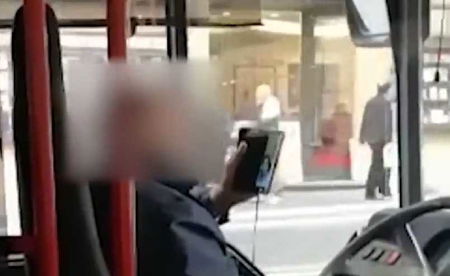 L’autista Atac fa una videochiamata mentre guida il bus: filmato da un passeggero article-post