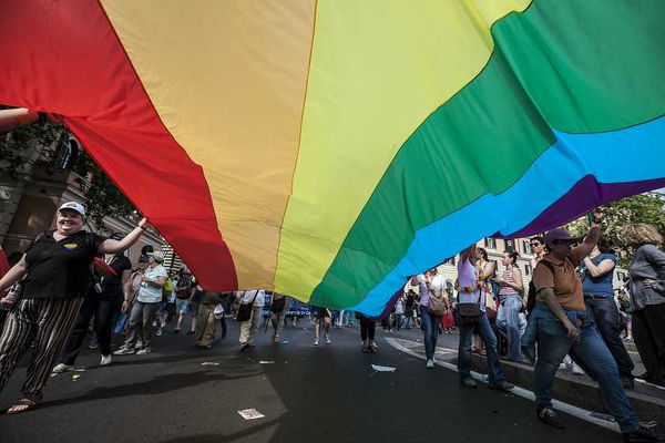 «Sei gay» e lo colpisce al volto, 20enne perde un occhio