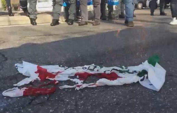Bologna, manifestanti contro Minniti bruciano una bandiera del Pd | VIDEO