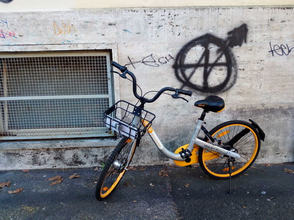Bike-sharing a Roma, tra entusiasmo e soste selvagge: «Eppure basterebbe un quadratino di vernice»