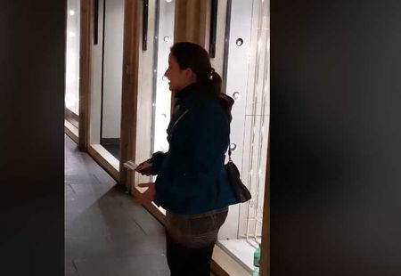 Canta lirica per strada, in via Condotti a Roma. L’esibizione diventa virale | VIDEO article-post