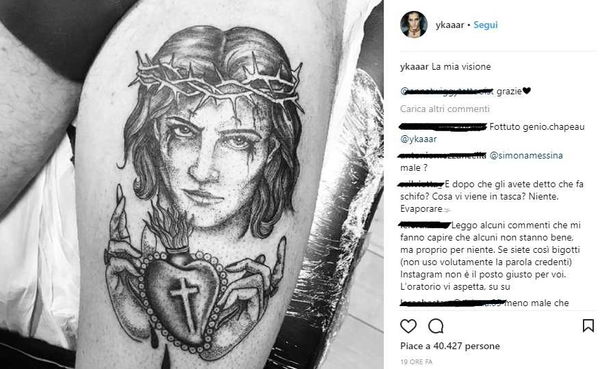 Damiano David, il tatuaggio in posa da Gesù del cantante dei Maneskin scatena i cattolici